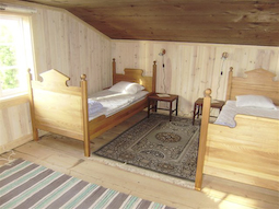 Sovrum med två bäddar på övervåningen